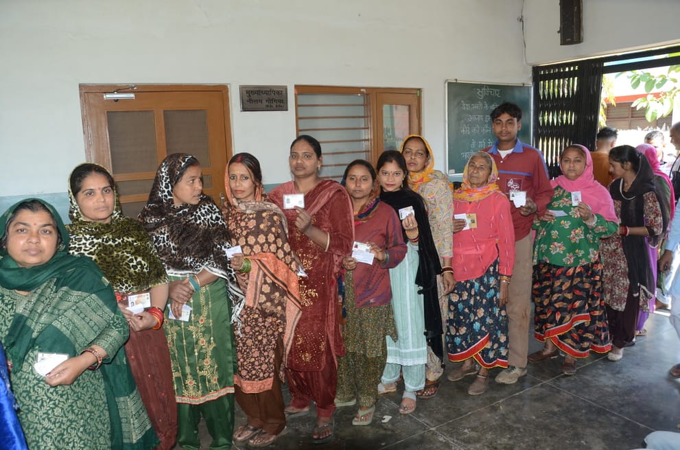 अंबाला छावनी स्थित बूथ नंबर 109 पर मतदान करने के लिए लाइन में लगे मतदाता। संदीप कुमार