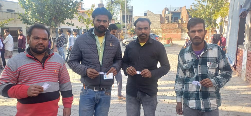 अंबाला छावनी स्थित बूथ नंबर 109 पर मतदान करने के लिए लाइन में लगे मतदाता। संदीप कुमार