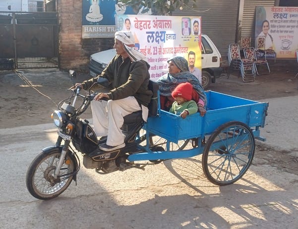 अंबाला छावनी स्थित बूथ नंबर 109 पर मतदान करने के लिए लाइन में लगे मतदाता। संदीप कुमार