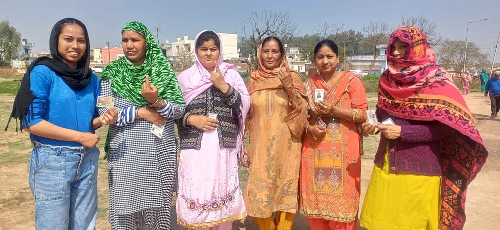 अंबाला छावनी स्थित बूथ नंबर 109 पर मतदान करने के लिए लाइन में लगे मतदाता। संदीप कुमार