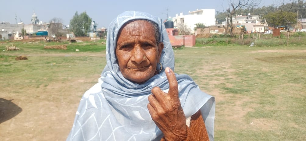 अंबाला छावनी स्थित बूथ नंबर 109 पर मतदान करने के लिए लाइन में लगे मतदाता। संदीप कुमार