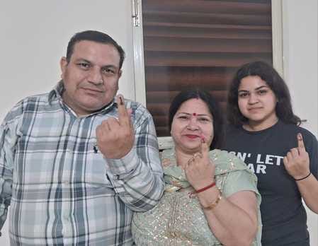 अंबाला छावनी स्थित बूथ नंबर 109 पर मतदान करने के लिए लाइन में लगे मतदाता। संदीप कुमार