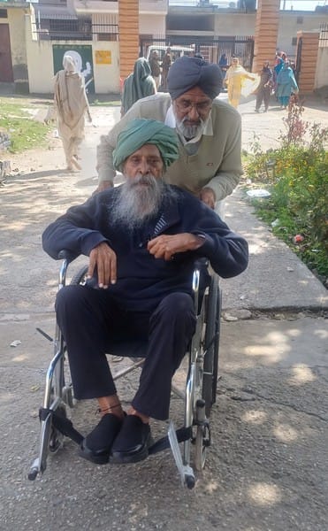 अंबाला छावनी स्थित बूथ नंबर 109 पर मतदान करने के लिए लाइन में लगे मतदाता। संदीप कुमार