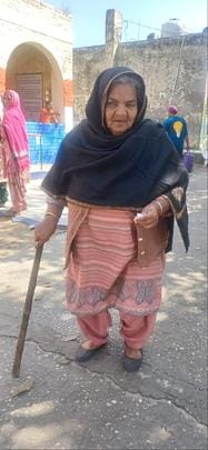 अंबाला छावनी स्थित बूथ नंबर 109 पर मतदान करने के लिए लाइन में लगे मतदाता। संदीप कुमार