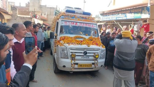 डेरा बाबा रुद्रा नंद धाम नारी में स्वामी सुग्रीवानंद जी महाराज शरीर को त्यागने पर डेरा में जाम 