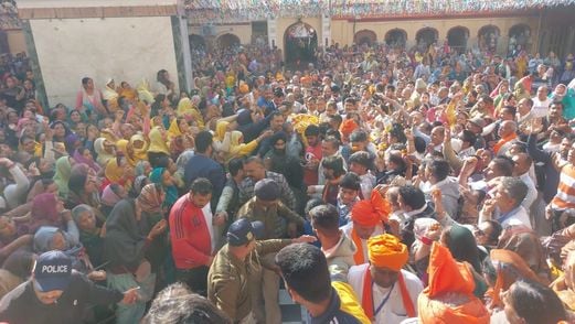 डेरा बाबा रुद्रा नंद धाम नारी में स्वामी सुग्रीवानंद जी महाराज शरीर को त्यागने पर डेरा में जाम 