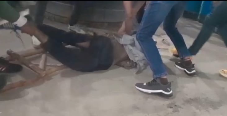 फोटो :27: सोनीपत के गोहाना में पंचायत करते विभिन्न संगठनों के सदस्य व पीडि़त युवक। स्रोत पाठक