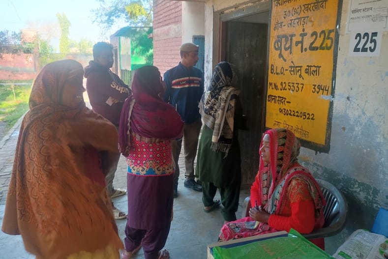 फोटो 41: सोनीपत के गांव बैंयापुर में बूथ पर वोट डालने जाती महिलाएं। संवाद फोटो 41: सोनीपत के गांव बैंयापुर में बूथ पर वोट डालने जाती महिलाएं। संवाद