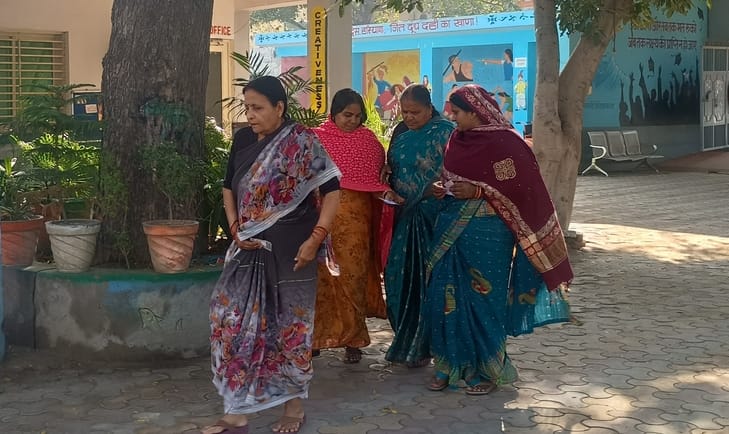 फोटो 41: सोनीपत के गांव बैंयापुर में बूथ पर वोट डालने जाती महिलाएं। संवाद फोटो 41: सोनीपत के गांव बैंयापुर में बूथ पर वोट डालने जाती महिलाएं। संवाद