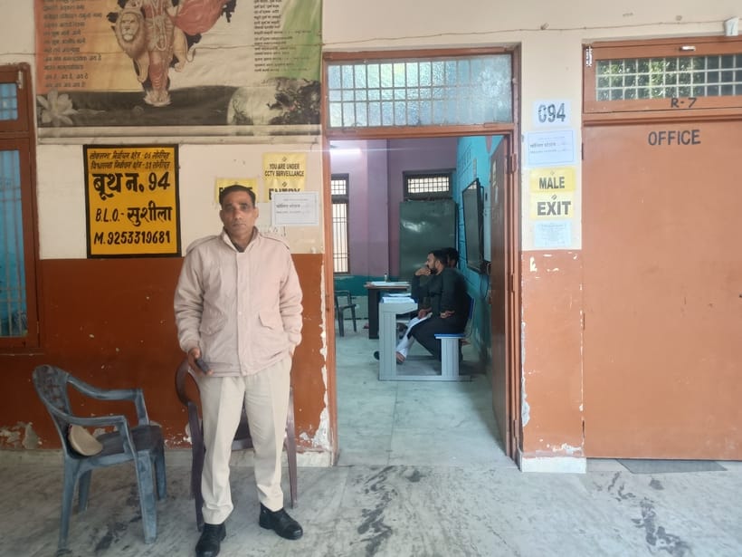 फोटाे 45: सोनीपत के शंभू दयाल स्कूल में खाली पड़े बूथ। संवाद फोटाे 45: सोनीपत के शंभू दयाल स्कूल में खाली पड़े बूथ। संवाद