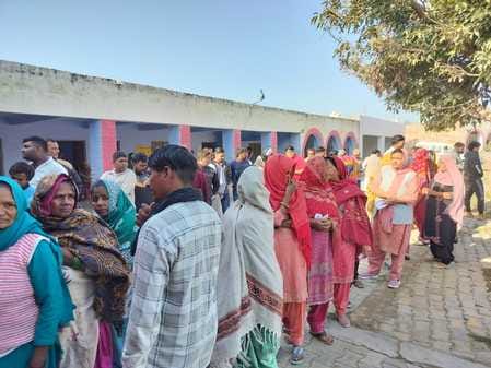 फोटो 57: सोनीपत के मुरथल अड्डा स्थित पीएमश्री राजकीय कन्या विद्यालय में मतदान केंद्र पर वोट डा फोटो 57: सोनीपत के मुरथल अड्डा स्थित पीएमश्री राजकीय कन्या विद्यालय में मतदान केंद्र पर वोट डा