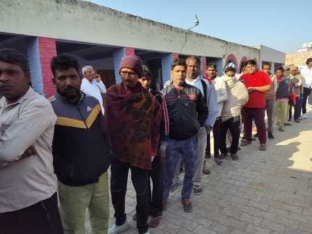 फोटो 57: सोनीपत के मुरथल अड्डा स्थित पीएमश्री राजकीय कन्या विद्यालय में मतदान केंद्र पर वोट डा फोटो 57: सोनीपत के मुरथल अड्डा स्थित पीएमश्री राजकीय कन्या विद्यालय में मतदान केंद्र पर वोट डा