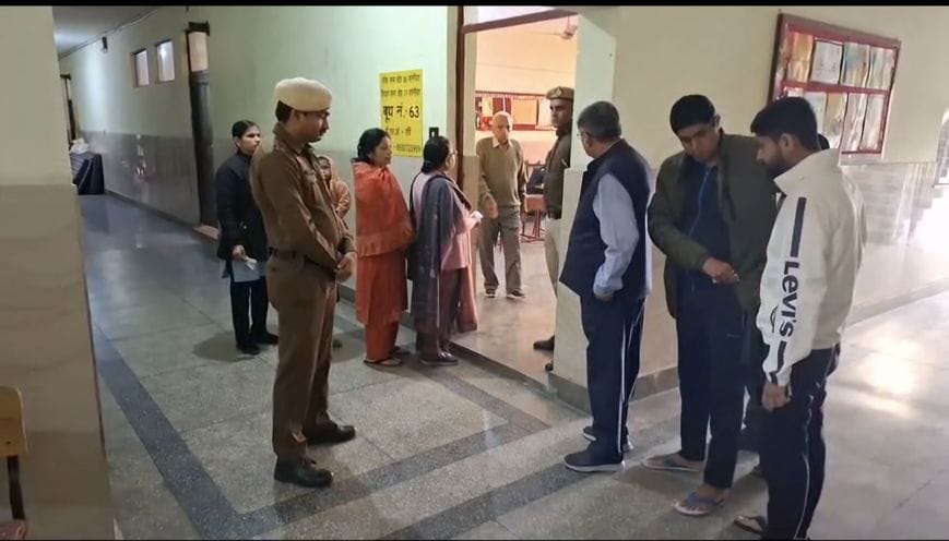 फोटो 57: सोनीपत के मुरथल अड्डा स्थित पीएमश्री राजकीय कन्या विद्यालय में मतदान केंद्र पर वोट डा फोटो 57: सोनीपत के मुरथल अड्डा स्थित पीएमश्री राजकीय कन्या विद्यालय में मतदान केंद्र पर वोट डा