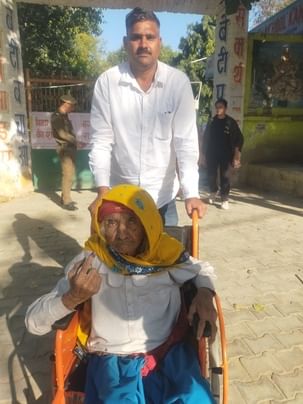 फोटो संख्या:63- बूथ नंबर 11 पर मत प्रयोग करके बाहर आते दिव्यांग सतीश कुमार --संवाद