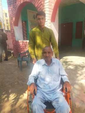 फोटो संख्या:63- बूथ नंबर 11 पर मत प्रयोग करके बाहर आते दिव्यांग सतीश कुमार --संवाद