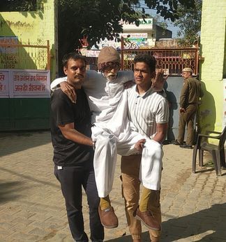 फोटो संख्या:63- बूथ नंबर 11 पर मत प्रयोग करके बाहर आते दिव्यांग सतीश कुमार --संवाद