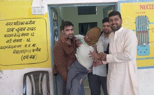 फोटो संख्या:63- बूथ नंबर 11 पर मत प्रयोग करके बाहर आते दिव्यांग सतीश कुमार --संवाद