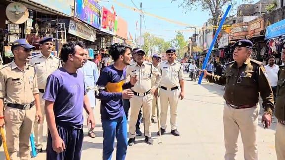 घट्टिया पुलिस ने निकाला गोवंश के हत्यारों का जुलूस, आरोपी बोले - गाय हमारी माता है पुलिस हमारी घट्टिया पुलिस ने निकाला गोवंश के हत्यारों का जुलूस, आरोपी बोले - गाय हमारी माता है पुलिस हमारी