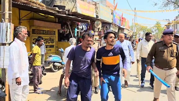 घट्टिया पुलिस ने निकाला गोवंश के हत्यारों का जुलूस, आरोपी बोले - गाय हमारी माता है पुलिस हमारी घट्टिया पुलिस ने निकाला गोवंश के हत्यारों का जुलूस, आरोपी बोले - गाय हमारी माता है पुलिस हमारी