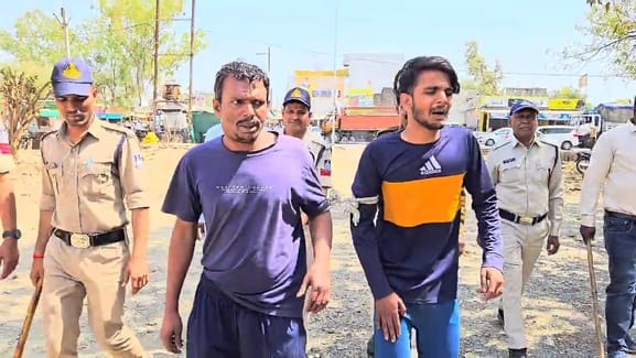 घट्टिया पुलिस ने निकाला गोवंश के हत्यारों का जुलूस, आरोपी बोले - गाय हमारी माता है पुलिस हमारी घट्टिया पुलिस ने निकाला गोवंश के हत्यारों का जुलूस, आरोपी बोले - गाय हमारी माता है पुलिस हमारी