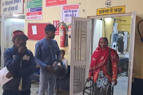 जिला चिकित्सालय में सुबह 9.35 बजे ईएनटी कक्ष के बाहर चिकित्सक का इंतजार करते मरीज। संवाद जिला चिकित्सालय में सुबह 9.35 बजे ईएनटी कक्ष के बाहर चिकित्सक का इंतजार करते मरीज। संवाद