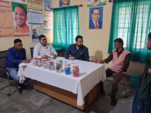 कुर्रिया कलां पीएचसी पर दव लेने आई मंजू देवी। संवाद कुर्रिया कलां पीएचसी पर दव लेने आई मंजू देवी। संवाद
