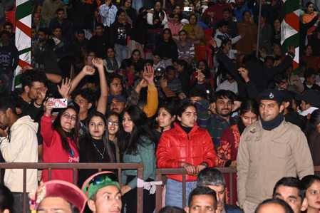 मंडी में अंतरराष्ट्रीय शिवरात्रि महोत्सव की सांस्कृतिक संध्या में प्रस्तुति देते लोक गायक अजय च मंडी में अंतरराष्ट्रीय शिवरात्रि महोत्सव की सांस्कृतिक संध्या में प्रस्तुति देते लोक गायक अजय च