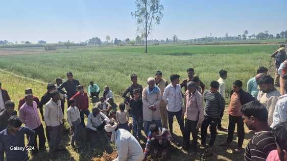 मृतक के घर पर मौजूद पुलिस। संवाद