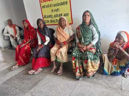 पीएचसी दौलतपुर पटृी में सुबह 11:40 बजे खाली पड़ी चिकित्सक की कुर्सी।संवाद पीएचसी दौलतपुर पटृी में सुबह 11:40 बजे खाली पड़ी चिकित्सक की कुर्सी।संवाद