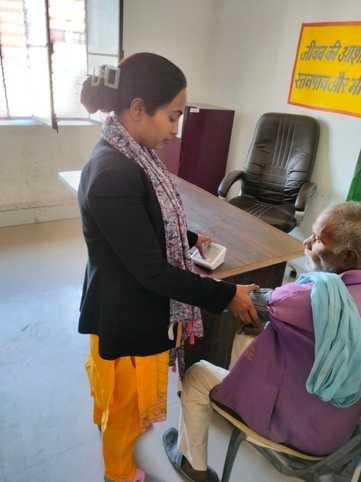 पीएचसी दौलतपुर पटृी में सुबह 11:40 बजे खाली पड़ी चिकित्सक की कुर्सी।संवाद पीएचसी दौलतपुर पटृी में सुबह 11:40 बजे खाली पड़ी चिकित्सक की कुर्सी।संवाद