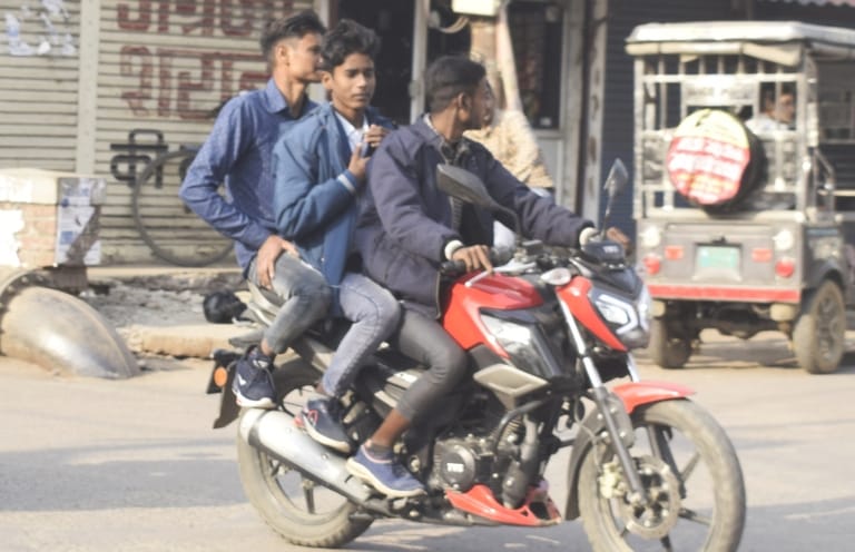 पीलीभीत बस्ती हाईवे पर ओवरलोड जाता ट्रक। संवाद
