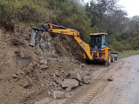 रंगस से नेरी सड़क विस्तारीकरण कार्य के चलते सड़क की कटाई में लगी जेबीसी। संवाद