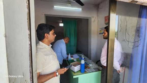 सिरोही। सिवेरा में मेंडिकल स्टोर की आड़ में चलाए जा रहे फर्जी क्लीनिक पर दबिश दी गई।