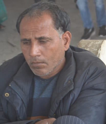 शामली में रेलवे स्टेशन पर ट्रेन की इन्तजार में बैठे यात्री । संवाद शामली में रेलवे स्टेशन पर ट्रेन की इन्तजार में बैठे यात्री । संवाद