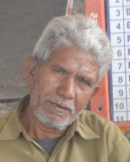 शामली में रेलवे स्टेशन पर ट्रेन की इन्तजार में बैठे यात्री । संवाद शामली में रेलवे स्टेशन पर ट्रेन की इन्तजार में बैठे यात्री । संवाद