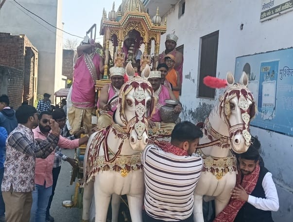 श्री पारसनाथ दिगंबर जैन मंदिर अतिशय क्षेत्र भैंसवाल में आयोजित रथ यात्रा महोत्सव में प्रवचन कर श्री पारसनाथ दिगंबर जैन मंदिर अतिशय क्षेत्र भैंसवाल में आयोजित रथ यात्रा महोत्सव में प्रवचन कर
