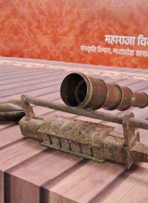 विक्रमोत्सव में लगी ऐसी प्रर्दशनी, जहां शहरवासी देख रहे हजारो वर्ष पुराने हथियार तोप के गोले और विक्रमोत्सव में लगी ऐसी प्रर्दशनी, जहां शहरवासी देख रहे हजारो वर्ष पुराने हथियार तोप के गोले और