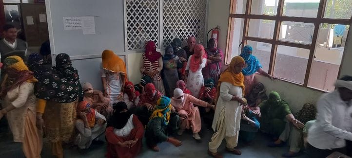 03जेएनडी04: लघु सचिवालय में पेयजल किल्लत के समाधान की मांग को लेकर एडीसी से मिलने जाते डाहोला क 03जेएनडी04: लघु सचिवालय में पेयजल किल्लत के समाधान की मांग को लेकर एडीसी से मिलने जाते डाहोला क