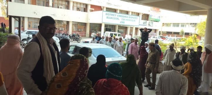 03जेएनडी04: लघु सचिवालय में पेयजल किल्लत के समाधान की मांग को लेकर एडीसी से मिलने जाते डाहोला क 03जेएनडी04: लघु सचिवालय में पेयजल किल्लत के समाधान की मांग को लेकर एडीसी से मिलने जाते डाहोला क