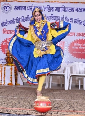 03जेएनडी38-नव निर्मित हाल का उद्घाटन करते हुए मुख्यातिथि व अन्य स्टाफ सदस्य। संवाद