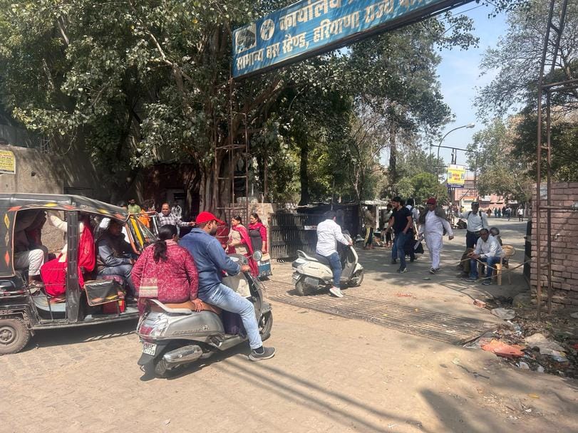 03सीटीके10 बस स्टैंड के बाहर ऑटो-रिक्शा चालकों की भीड़ में स्टैंड पर प्रवेश करती रोडवेज की बस ।