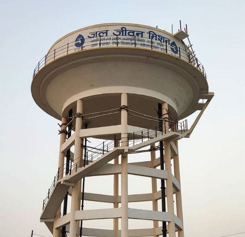 बगरैन के पेपल गांव में खुदी पड़ी सड़क। संवाद बगरैन के पेपल गांव में खुदी पड़ी सड़क। संवाद