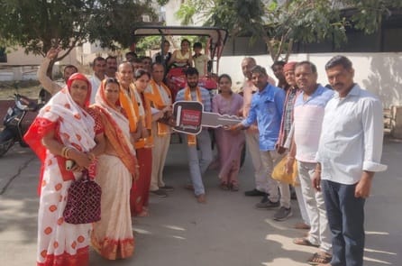 चित्तौड़गढ़ जिले के श्री सांवलियाजी मंदिर में एक श्रद्धालु ने भगवान को ट्रैक्टर भेंट किया है।