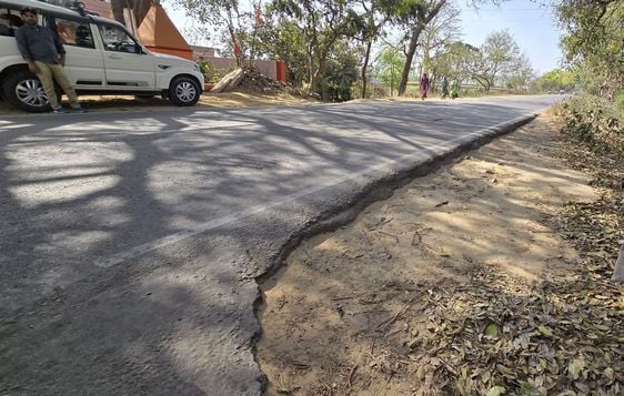 एमएफ हाइवे पर ब्लैक स्पॉट का निरीक्षण करते एआरटीओ अम्बरीश कुमार।स्रोत-विभाग एमएफ हाइवे पर ब्लैक स्पॉट का निरीक्षण करते एआरटीओ अम्बरीश कुमार।स्रोत-विभाग