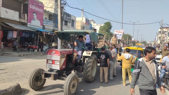 -फोटो 64 : अपने सामान को वापस लेता दुकानदार। संवाद