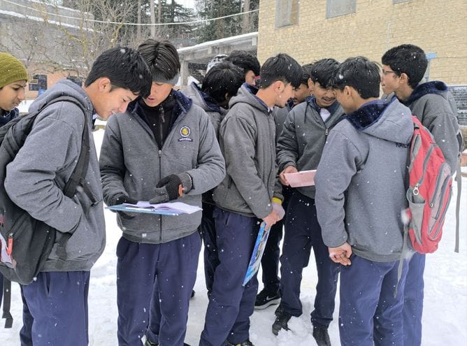 किन्नौर जिले में राजकीय वरिष्ठ माध्यमिक स्कूल कटगांव में बोर्ड की परीक्षा देने के बाद बाहर नि किन्नौर जिले में राजकीय वरिष्ठ माध्यमिक स्कूल कटगांव में बोर्ड की परीक्षा देने के बाद बाहर नि