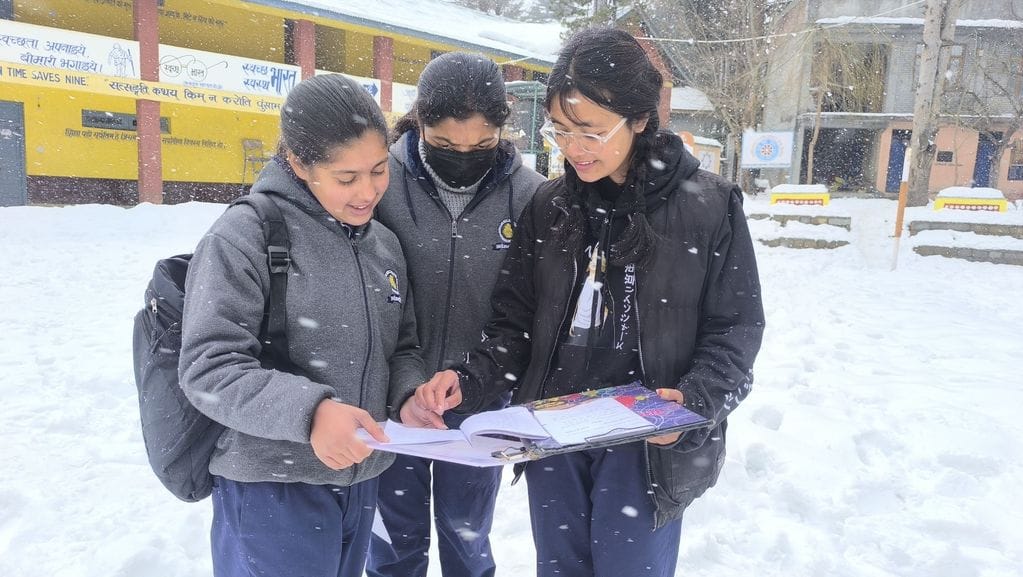 किन्नौर जिले में राजकीय वरिष्ठ माध्यमिक स्कूल कटगांव में बोर्ड की परीक्षा देने के बाद बाहर नि किन्नौर जिले में राजकीय वरिष्ठ माध्यमिक स्कूल कटगांव में बोर्ड की परीक्षा देने के बाद बाहर नि