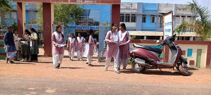 खुश होकर पेपर देकर निकलती छात्राएं