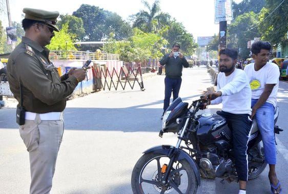 रेहड़िया चौकी के पास बाइक का चालान करते पुलिस कर्मी। संवाद रेहड़िया चौकी के पास बाइक का चालान करते पुलिस कर्मी। संवाद
