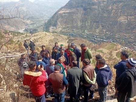 देहरा पंचायत के आनस गांव में हो रहे भूस्खलन को लेकर एसडीएम निरमंड मनमोहन सिंह ग्रामीणों से मि देहरा पंचायत के आनस गांव में हो रहे भूस्खलन को लेकर एसडीएम निरमंड मनमोहन सिंह ग्रामीणों से मि